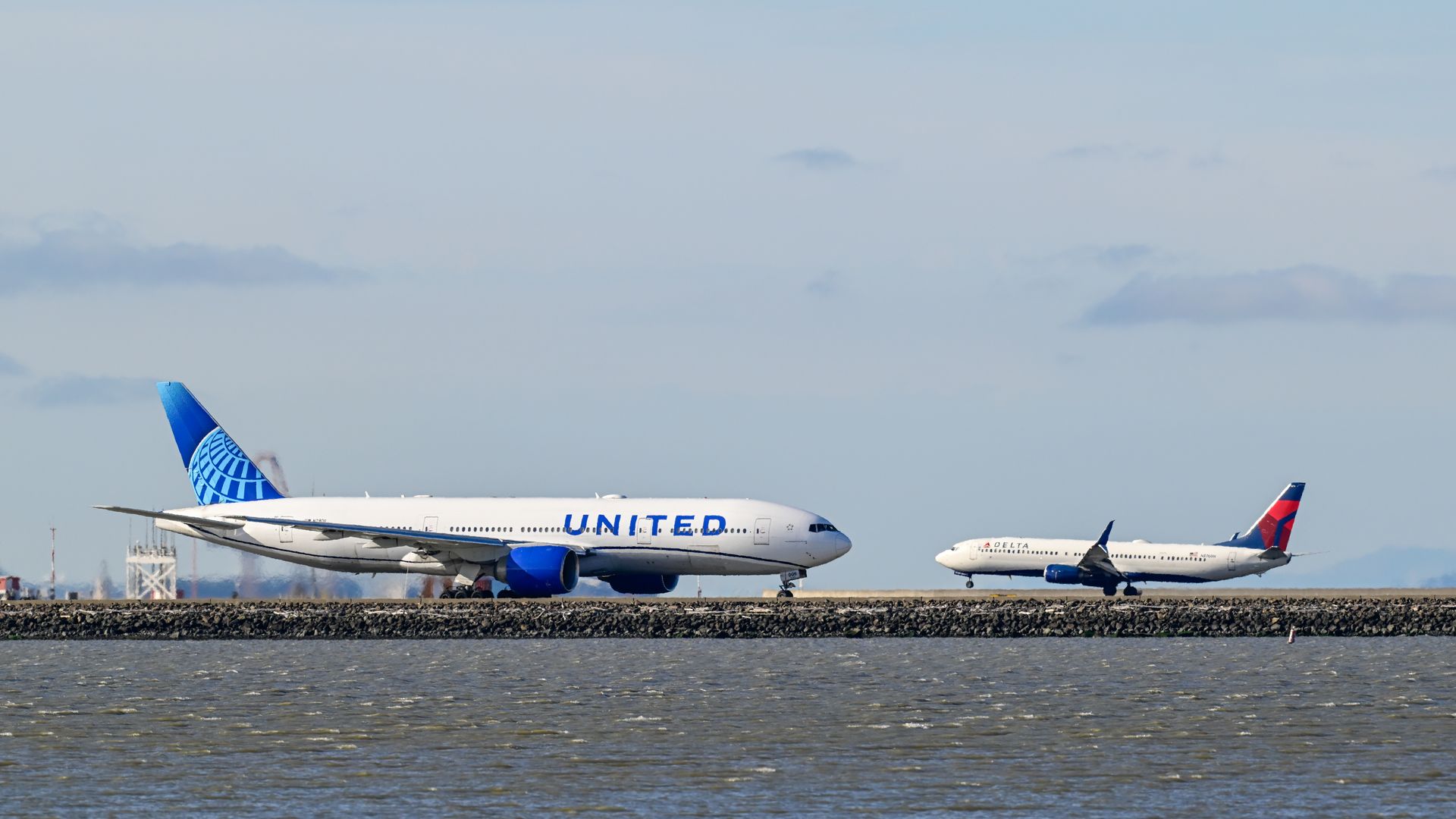 Delta and United Face Lawsuits Over Charging for Windowless “Window Seats”